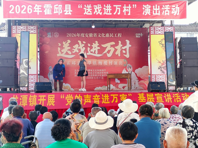 文化惠民演出走进村门口.jpg