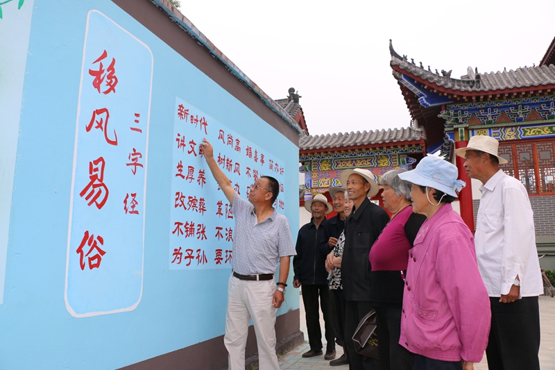 濉溪县濉溪镇蒙村“大总”张其义在向村民宣传移风易俗.JPG