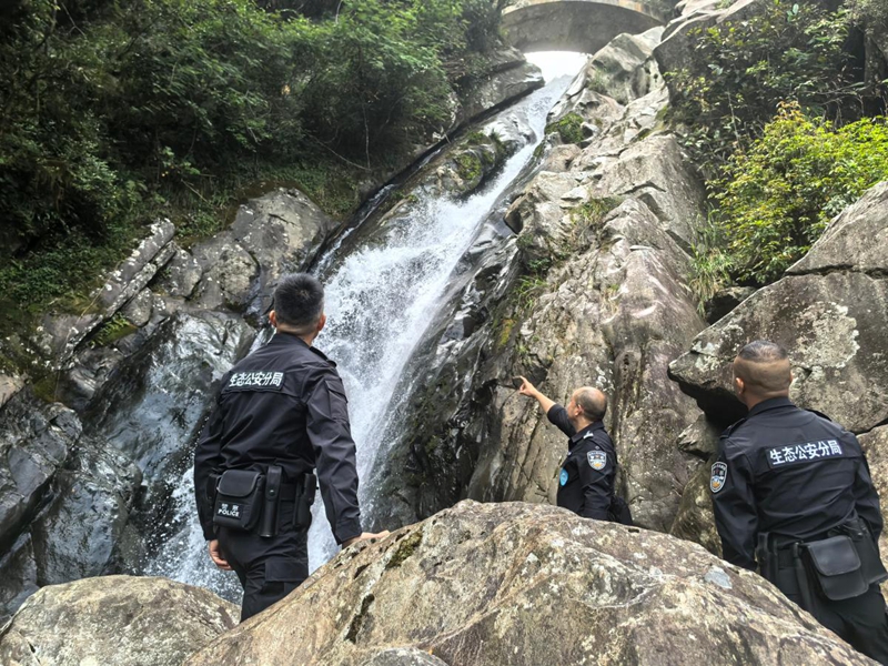 深山“警”色 21.jpg