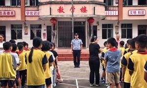 友谊关边境派出所为师生送上开学“法治大礼包”