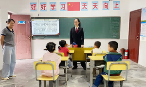 法治微光照乡村 司法关爱护幼苗——山路尽头,一位法官与四名孩子的法治之约